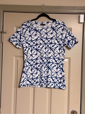 Emily Stacy Women’s Size Medium Blue/White Geometric Knit T-Shirt